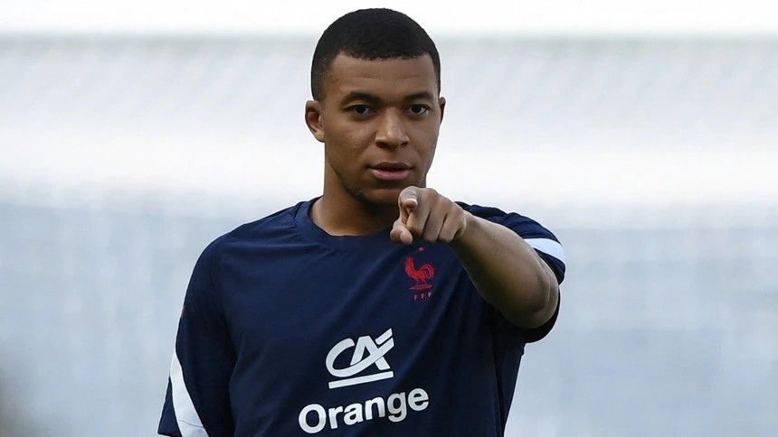 就在前一天晚上，海瑟薇和她的老公亚当·熟 《爱丽丝2》首映 海瑟薇上围傲人德普