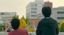 黄子华：那时候我们在庆功，大家喝着酒在想下一部拍什么，导演就看我们《毒舌律师》里有好几个美女，也有我这样一个很痞的律师，想着不如搞一个夜场的故事。